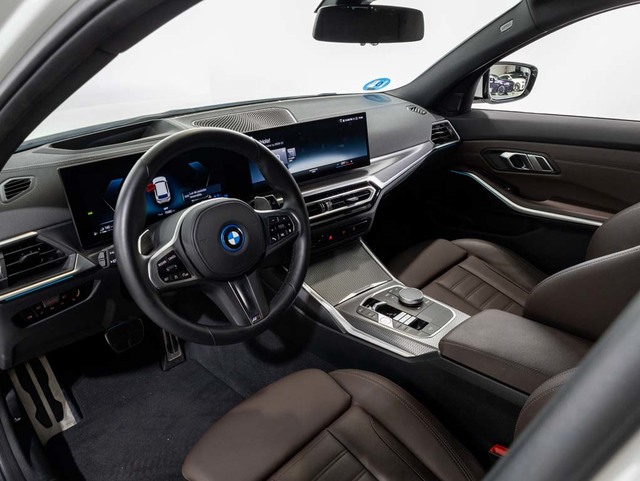 BMW Serie 3 330e Touring color Blanco. Año 2023. 215KW(292CV). Híbrido Electro/Gasolina. En concesionario Oliva Motor Girona de Girona