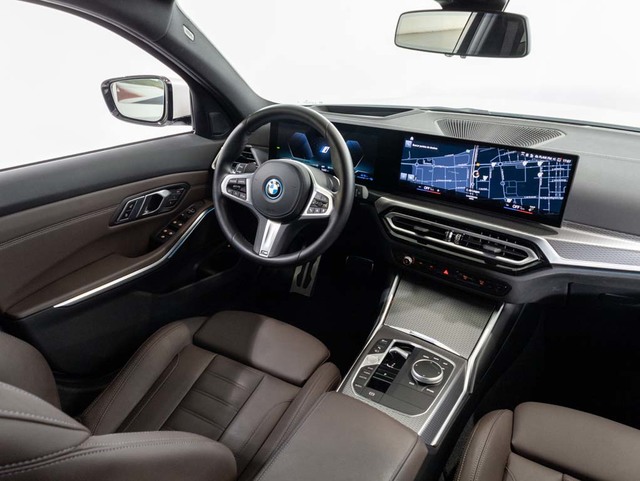 BMW Serie 3 330e Touring color Blanco. Año 2023. 215KW(292CV). Híbrido Electro/Gasolina. En concesionario Oliva Motor Girona de Girona