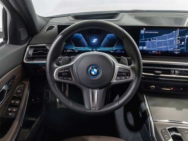 BMW Serie 3 330e Touring color Blanco. Año 2023. 215KW(292CV). Híbrido Electro/Gasolina. En concesionario Oliva Motor Girona de Girona