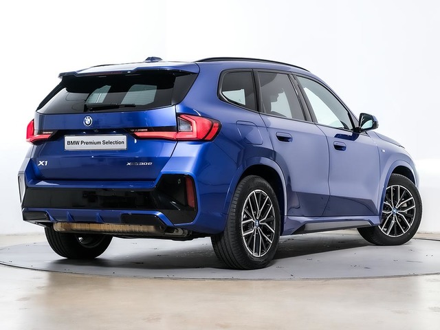 BMW X1 xDrive30e color Azul. Año 2024. 240KW(326CV). Híbrido Electro/Gasolina. En concesionario Oliva Motor Girona de Girona