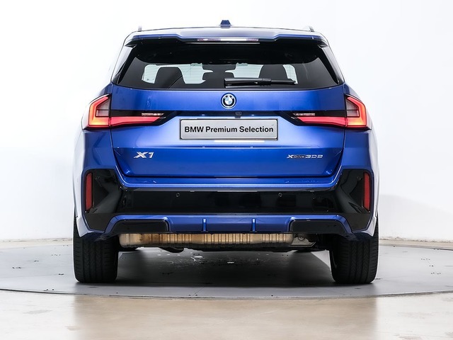 BMW X1 xDrive30e color Azul. Año 2024. 240KW(326CV). Híbrido Electro/Gasolina. En concesionario Oliva Motor Girona de Girona