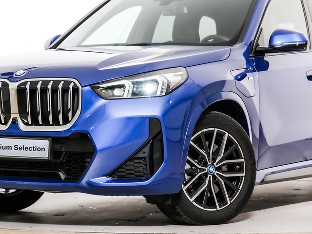 BMW X1 xDrive30e color Azul. Año 2024. 240KW(326CV). Híbrido Electro/Gasolina. En concesionario Oliva Motor Girona de Girona