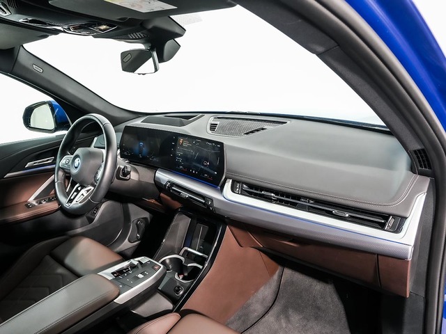 BMW X1 xDrive30e color Azul. Año 2024. 240KW(326CV). Híbrido Electro/Gasolina. En concesionario Oliva Motor Girona de Girona