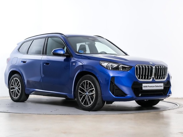 BMW X1 xDrive30e color Azul. Año 2024. 240KW(326CV). Híbrido Electro/Gasolina. En concesionario Oliva Motor Girona de Girona