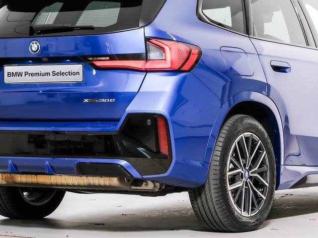 BMW X1 xDrive30e color Azul. Año 2024. 240KW(326CV). Híbrido Electro/Gasolina. En concesionario Oliva Motor Girona de Girona
