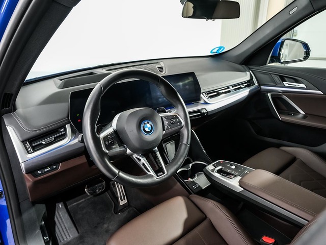 BMW X1 xDrive30e color Azul. Año 2024. 240KW(326CV). Híbrido Electro/Gasolina. En concesionario Oliva Motor Girona de Girona