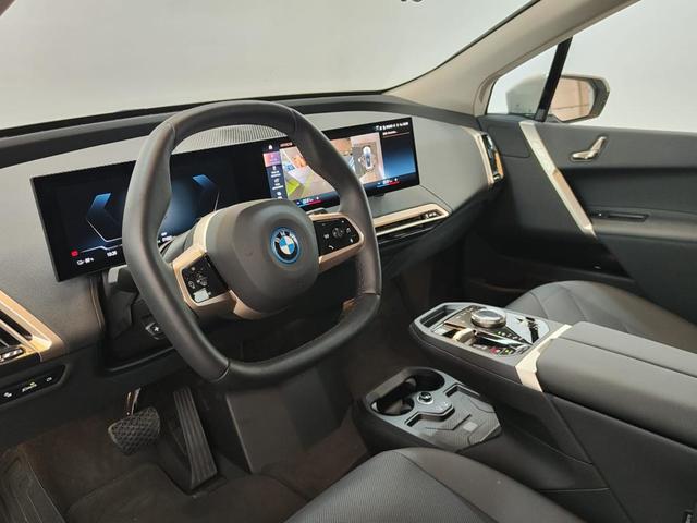 BMW iX xDrive50 color Blanco. Año 2023. 385KW(523CV). Eléctrico. En concesionario Proa Premium Palma de Baleares