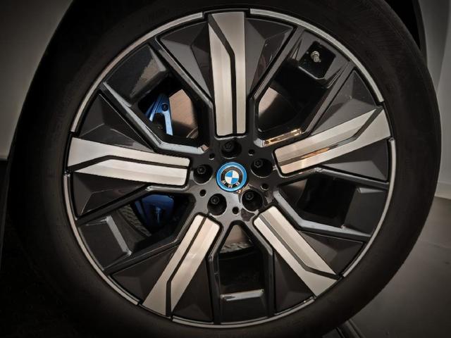 BMW iX xDrive50 color Blanco. Año 2023. 385KW(523CV). Eléctrico. En concesionario Proa Premium Palma de Baleares