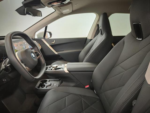 BMW iX xDrive50 color Blanco. Año 2023. 385KW(523CV). Eléctrico. En concesionario Proa Premium Palma de Baleares
