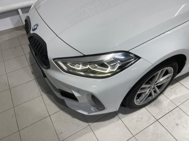BMW Serie 1 118d color Blanco. Año 2024. 110KW(150CV). Diésel. En concesionario Hispamovil Elche de Alicante