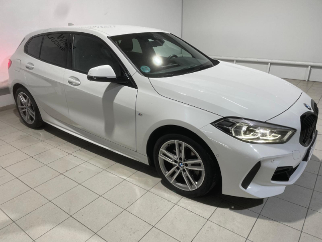 BMW Serie 1 118d color Blanco. Año 2024. 110KW(150CV). Diésel. En concesionario Hispamovil Elche de Alicante