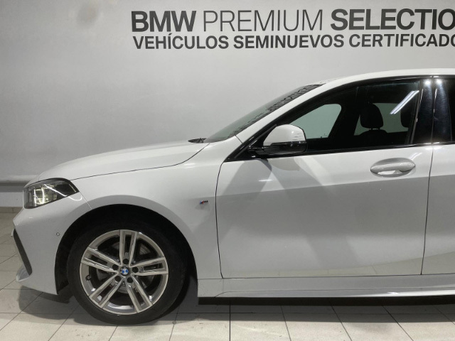 BMW Serie 1 118d color Blanco. Año 2024. 110KW(150CV). Diésel. En concesionario Hispamovil Elche de Alicante