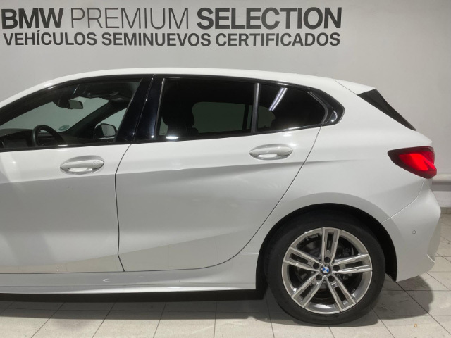 BMW Serie 1 118d color Blanco. Año 2024. 110KW(150CV). Diésel. En concesionario Hispamovil Elche de Alicante