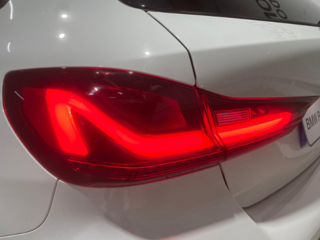 BMW Serie 1 118d color Blanco. Año 2024. 110KW(150CV). Diésel. En concesionario Hispamovil Elche de Alicante