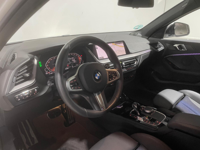 BMW Serie 1 118d color Blanco. Año 2024. 110KW(150CV). Diésel. En concesionario Hispamovil Elche de Alicante