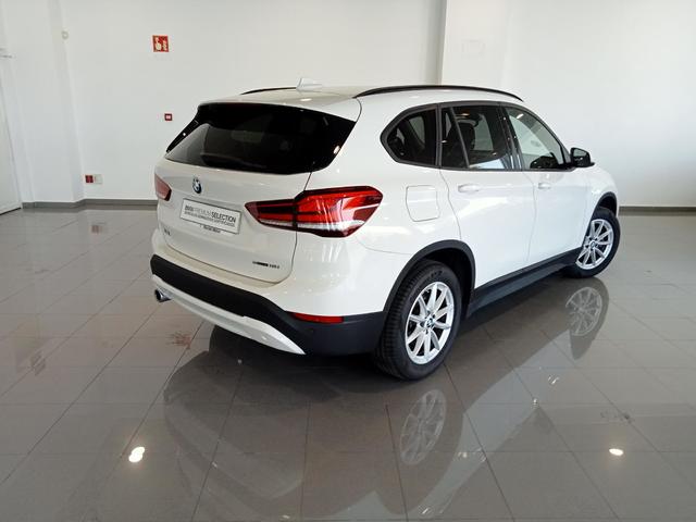 BMW X1 sDrive18i color Blanco. Año 2021. 103KW(140CV). Gasolina. En concesionario Mandel Motor Badajoz de Badajoz