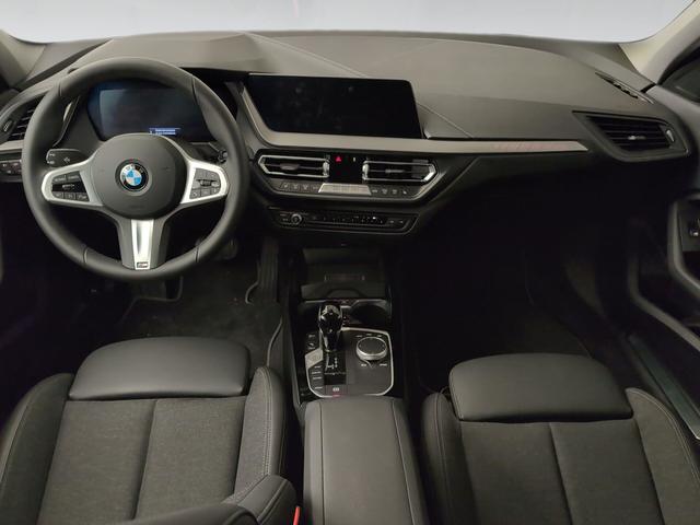 BMW Serie 1 120i color Negro. Año 2024. 131KW(178CV). Gasolina. En concesionario Automotor Premium Viso - Málaga de Málaga
