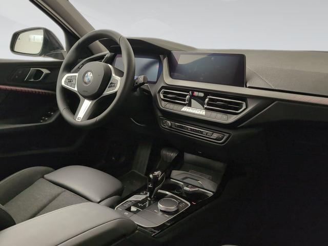 BMW Serie 1 120i color Negro. Año 2024. 131KW(178CV). Gasolina. En concesionario Automotor Premium Viso - Málaga de Málaga