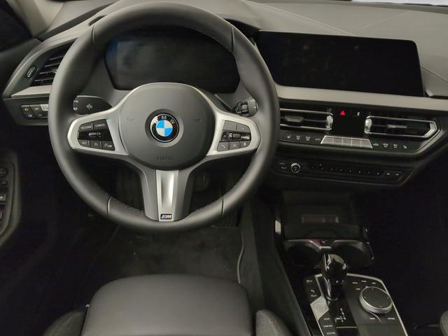 BMW Serie 1 120i color Negro. Año 2024. 131KW(178CV). Gasolina. En concesionario Automotor Premium Viso - Málaga de Málaga
