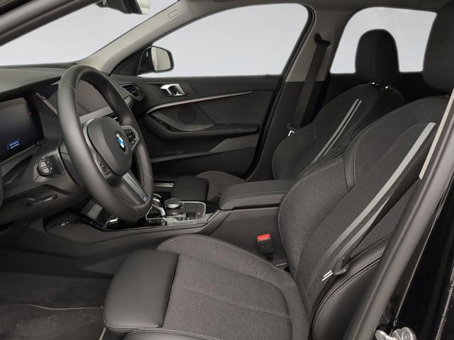 BMW Serie 1 120i color Negro. Año 2024. 131KW(178CV). Gasolina. En concesionario Automotor Premium Viso - Málaga de Málaga