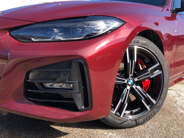 BMW Serie 4 420i Cabrio color Rojo. Año 2024. 135KW(184CV). Gasolina. En concesionario Momentum S.A. de Madrid