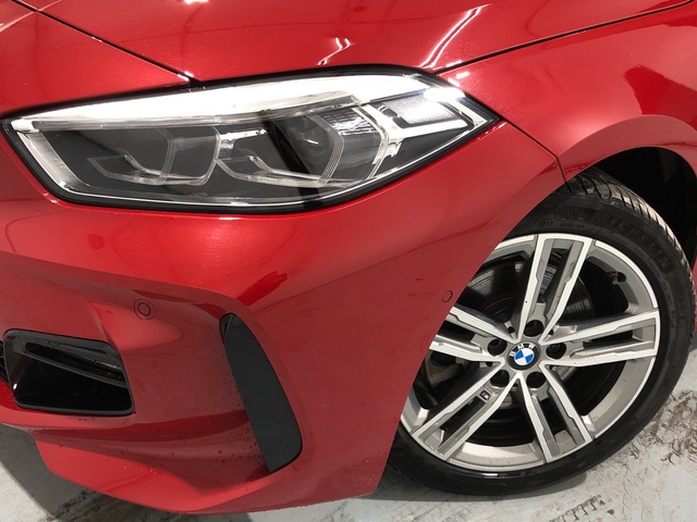 BMW Serie 1 118d color Rojo. Año 2024. 110KW(150CV). Diésel. En concesionario Auto Premier, S.A. - MADRID de Madrid