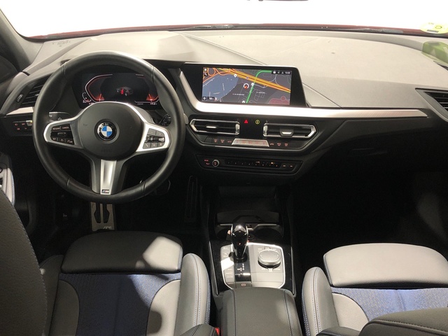 BMW Serie 1 118d color Rojo. Año 2024. 110KW(150CV). Diésel. En concesionario Auto Premier, S.A. - MADRID de Madrid
