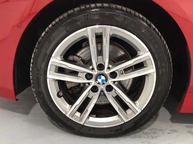 BMW Serie 1 118d color Rojo. Año 2024. 110KW(150CV). Diésel. En concesionario Auto Premier, S.A. - MADRID de Madrid