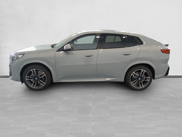 BMW iX2 eDrive20 color Gris. Año 2025. 150KW(204CV). Eléctrico. En concesionario Enekuri Motor de Vizcaya