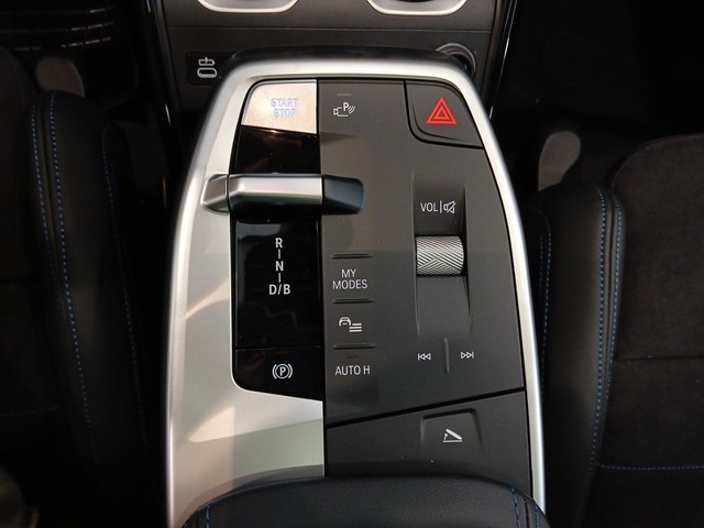 BMW iX2 eDrive20 color Gris. Año 2025. 150KW(204CV). Eléctrico. En concesionario Enekuri Motor de Vizcaya