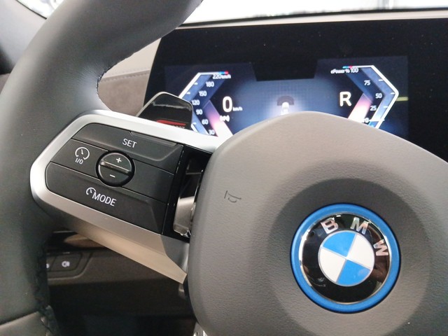 BMW iX2 eDrive20 color Gris. Año 2025. 150KW(204CV). Eléctrico. En concesionario Enekuri Motor de Vizcaya