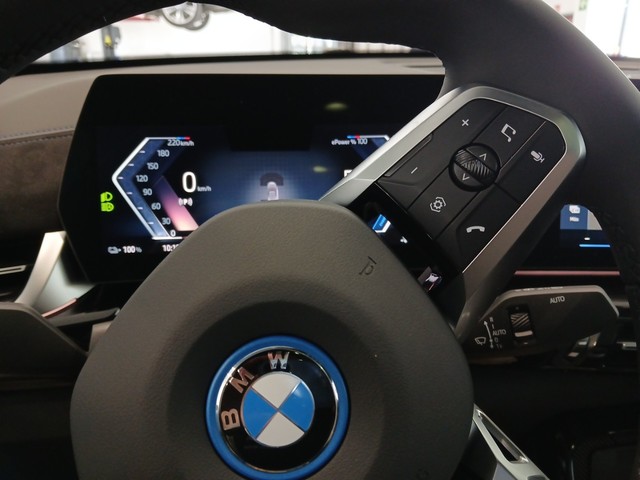 BMW iX2 eDrive20 color Gris. Año 2025. 150KW(204CV). Eléctrico. En concesionario Enekuri Motor de Vizcaya