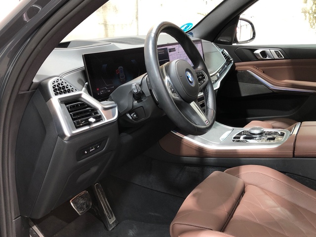 BMW X5 xDrive50e color Gris. Año 2024. 360KW(489CV). Híbrido Electro/Gasolina. En concesionario Movilnorte El Plantio de Madrid