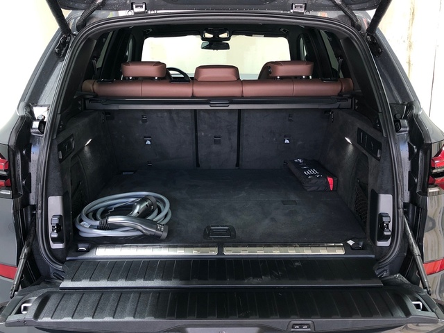 BMW X5 xDrive50e color Gris. Año 2024. 360KW(489CV). Híbrido Electro/Gasolina. En concesionario Movilnorte El Plantio de Madrid