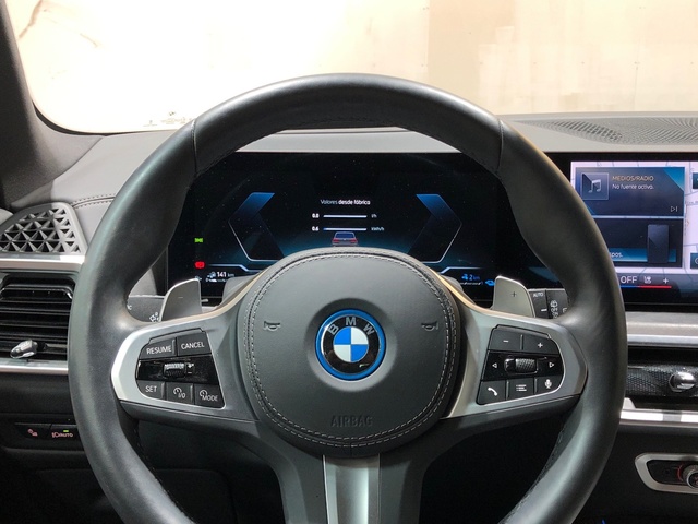 BMW X5 xDrive50e color Gris. Año 2024. 360KW(489CV). Híbrido Electro/Gasolina. En concesionario Movilnorte El Plantio de Madrid