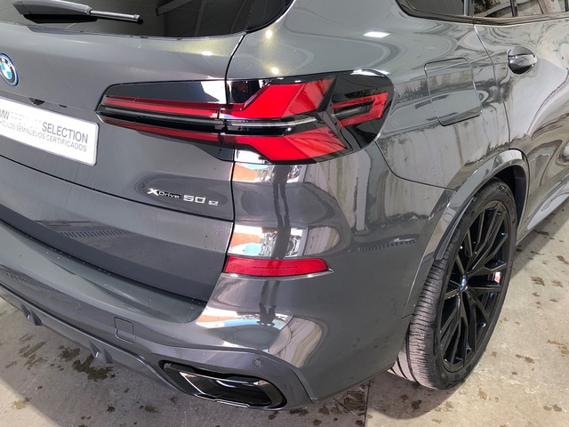 BMW X5 xDrive50e color Gris. Año 2024. 360KW(489CV). Híbrido Electro/Gasolina. En concesionario Movilnorte El Plantio de Madrid