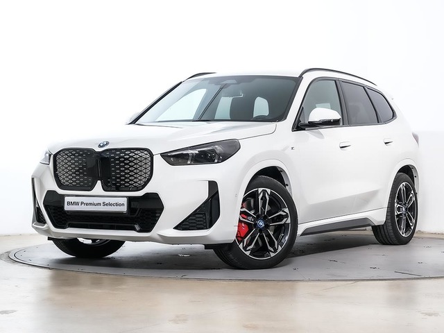 BMW iX1 eDrive20 color Blanco. Año 2025. 150KW(204CV). Eléctrico. En concesionario Oliva Motor Tarragona de Tarragona