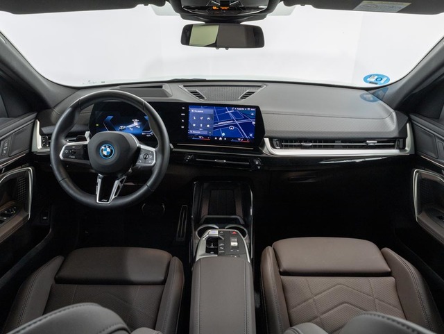 BMW iX2 eDrive20 color Verde. Año 2024. 150KW(204CV). Eléctrico. En concesionario Oliva Motor Girona de Girona