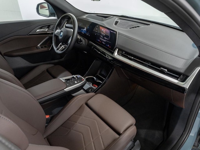 BMW iX2 eDrive20 color Verde. Año 2024. 150KW(204CV). Eléctrico. En concesionario Oliva Motor Girona de Girona