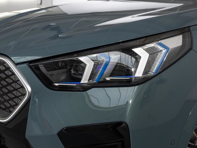 BMW iX2 eDrive20 color Verde. Año 2024. 150KW(204CV). Eléctrico. En concesionario Oliva Motor Girona de Girona
