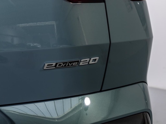 BMW iX2 eDrive20 color Verde. Año 2024. 150KW(204CV). Eléctrico. En concesionario Oliva Motor Girona de Girona