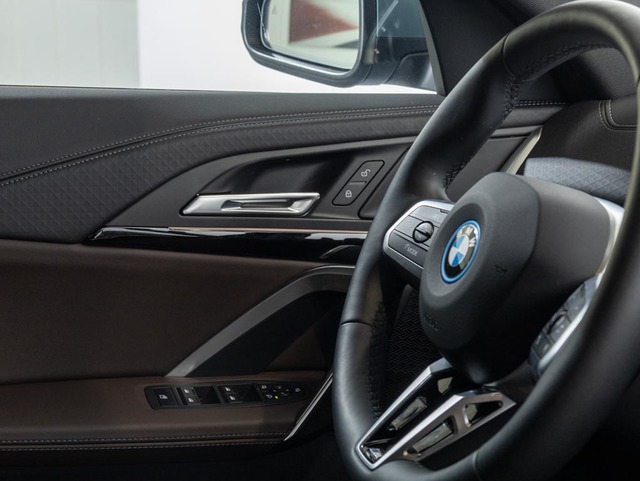 BMW iX2 eDrive20 color Verde. Año 2024. 150KW(204CV). Eléctrico. En concesionario Oliva Motor Girona de Girona