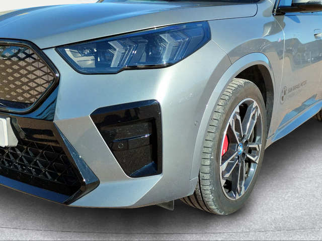 BMW iX2 xDrive30 color Gris. Año 2025. 230KW(313CV). Eléctrico. En concesionario San Rafael Motor, S.L. de Córdoba