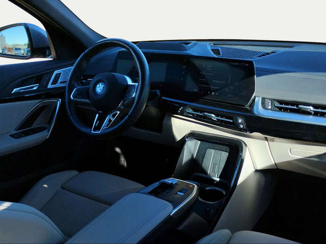 BMW iX2 xDrive30 color Gris. Año 2025. 230KW(313CV). Eléctrico. En concesionario San Rafael Motor, S.L. de Córdoba