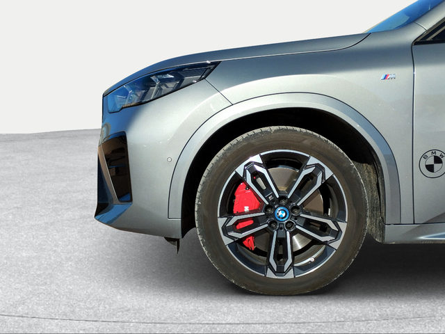BMW iX2 xDrive30 color Gris. Año 2025. 230KW(313CV). Eléctrico. En concesionario San Rafael Motor, S.L. de Córdoba