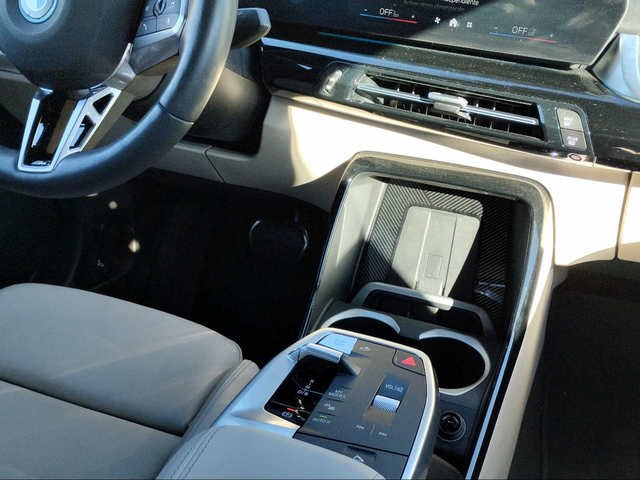 BMW iX2 xDrive30 color Gris. Año 2025. 230KW(313CV). Eléctrico. En concesionario San Rafael Motor, S.L. de Córdoba