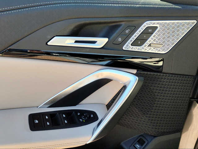 BMW iX2 xDrive30 color Gris. Año 2025. 230KW(313CV). Eléctrico. En concesionario San Rafael Motor, S.L. de Córdoba