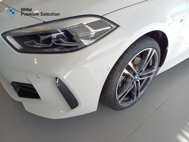 BMW Serie 1 118i color Blanco. Año 2023. 103KW(140CV). Gasolina. En concesionario Marmotor de Las Palmas