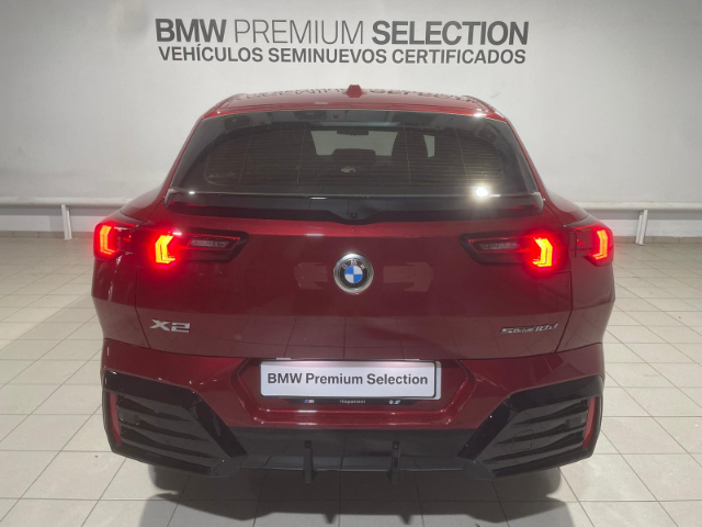 BMW X2 sDrive18d color Rojo. Año 2024. 110KW(150CV). Diésel. En concesionario Hispamovil Elche de Alicante