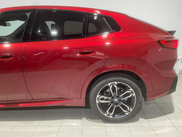 BMW X2 sDrive18d color Rojo. Año 2024. 110KW(150CV). Diésel. En concesionario Hispamovil Elche de Alicante